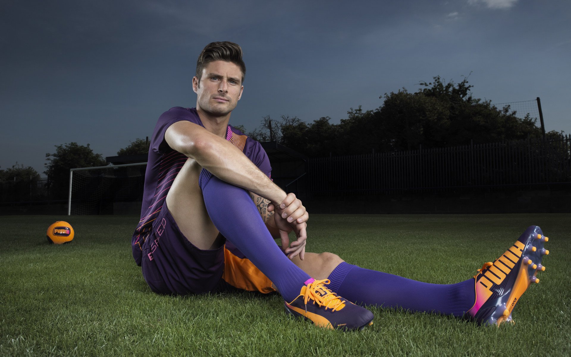 开云 -足球赛场焦点!俄罗斯队对阵法国队,意外判罚引发热议,比赛氛围紧张